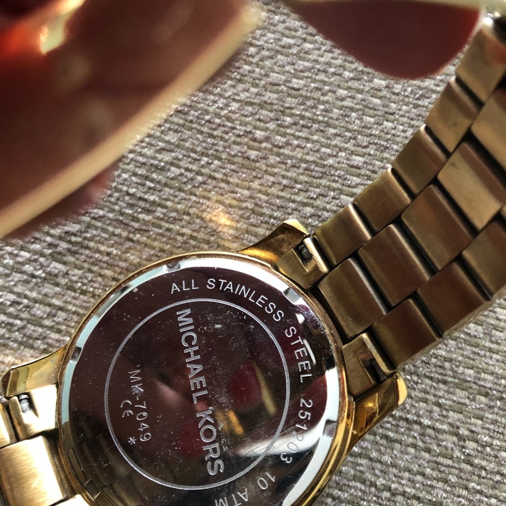 MICHAEL KORS MEN’S WATCH • sized for a woman - Picture 2 of 3